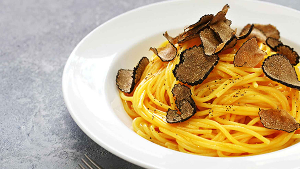Pasta with sliced ​​truffles